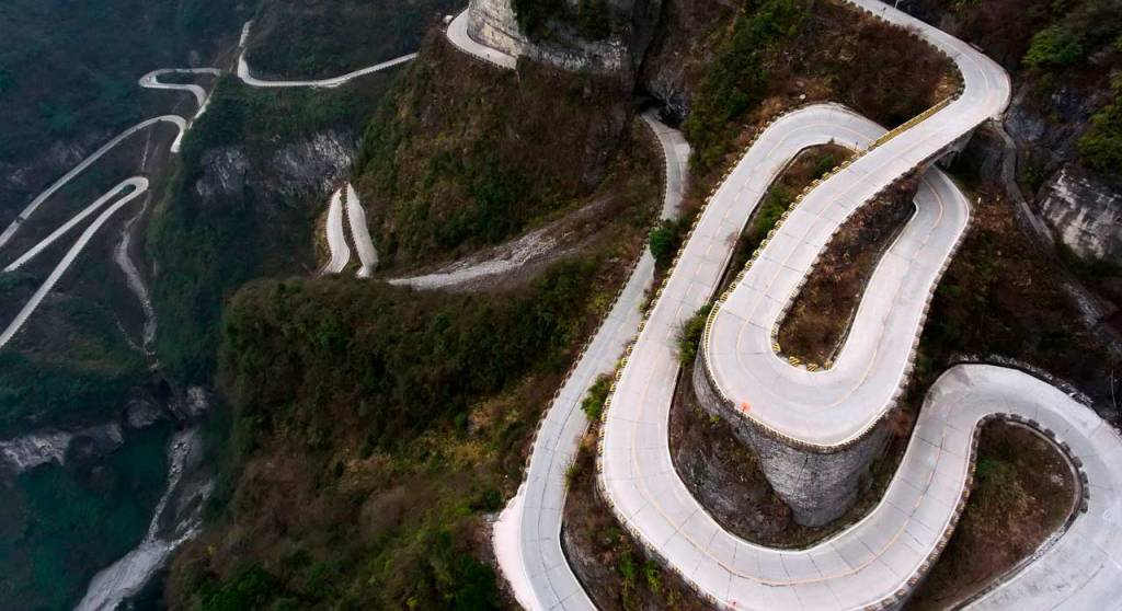 La carretera de las 99 curvas en  Tianmen Shan