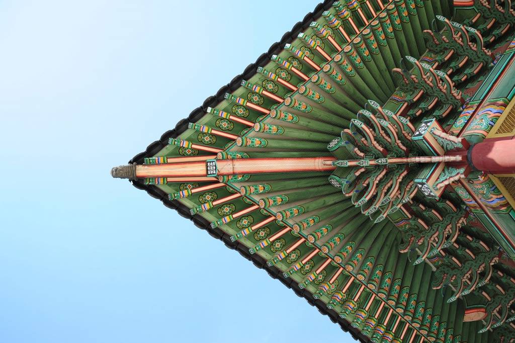 Detalle de la construcción de un techo de un palacio chino
